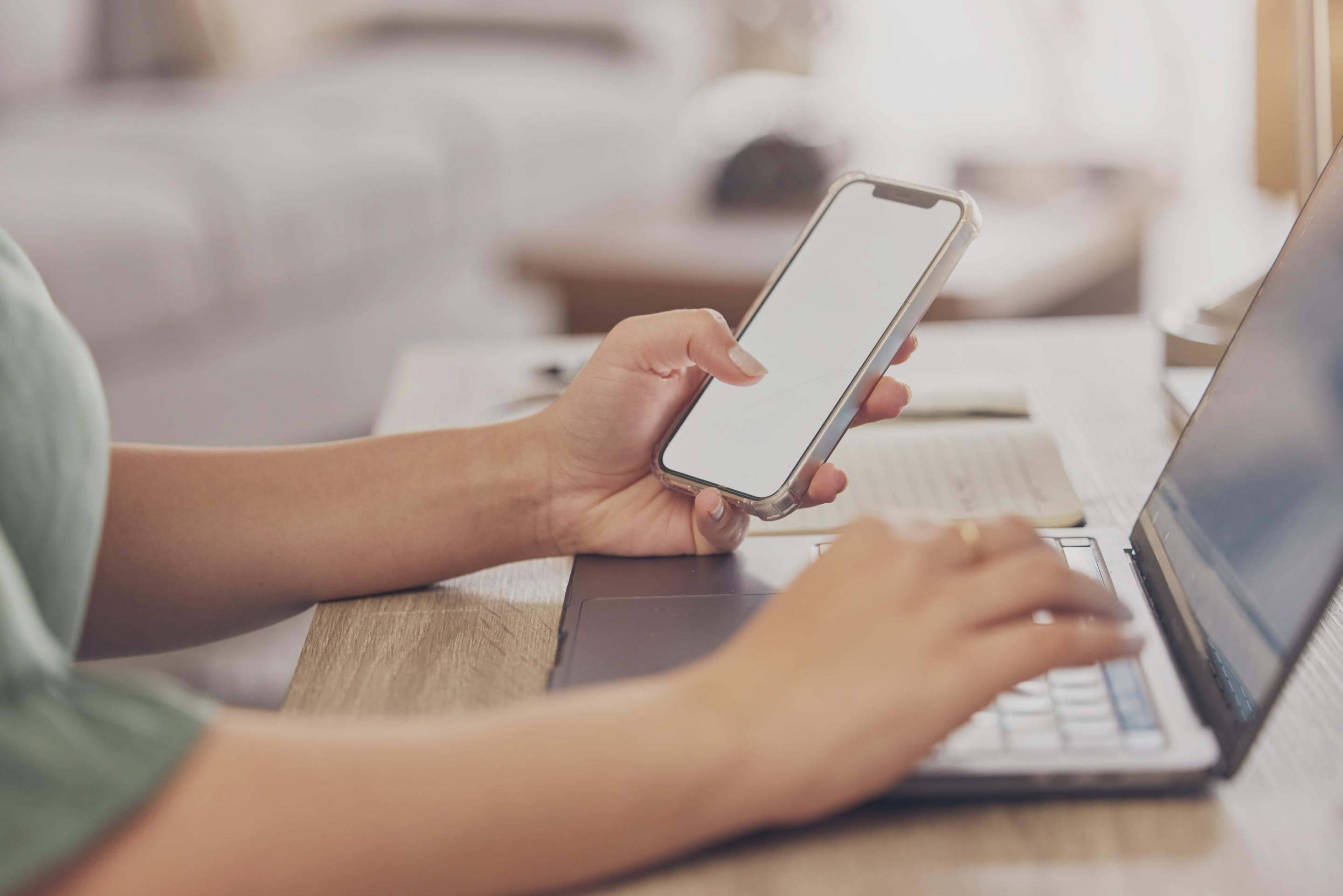 Team dat financiële data analyseert met moderne technologie